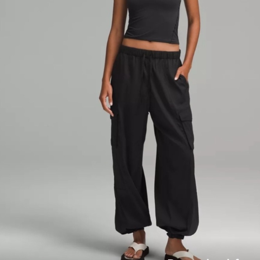 Lululemon XS Mid Rise Cargo Pant with Bottom Ties Lightweight